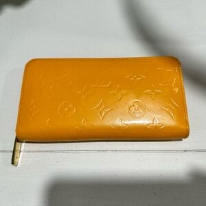 Louis Vuitton Yellow Vernis Leather Zippy Wallet in EUC Color is RARE